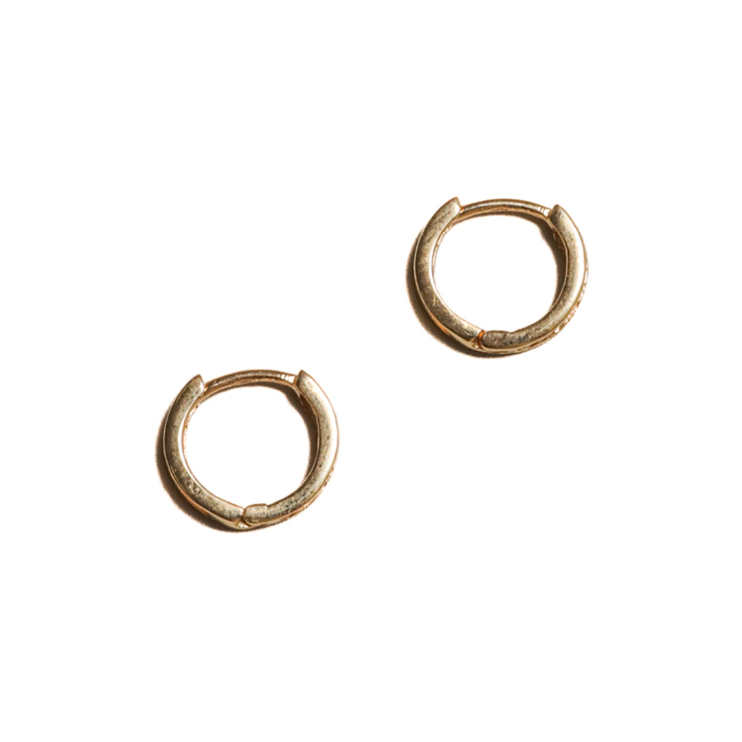 Argollas huggies piedra blanca